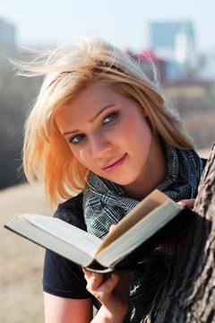 年輕的女人讀一本書