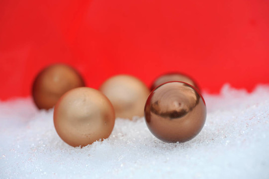 雪中的金色圣誕球
