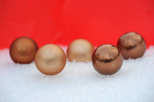 雪中的金色圣誕球