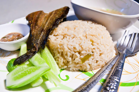炸魚炒米飯