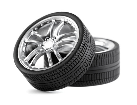 白色背景上的汽車(chē)車(chē)輪。