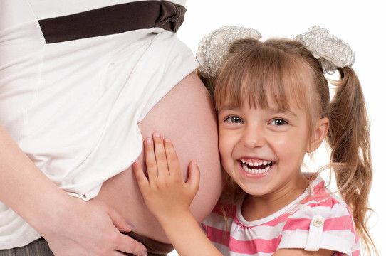 懷孕的女人和她的女兒