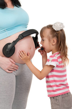 懷孕的女人和她的女兒
