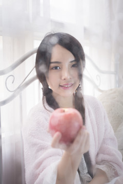手拿紅蘋果的女孩
