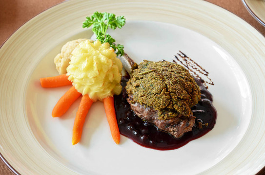 與越橘醬鹿肉