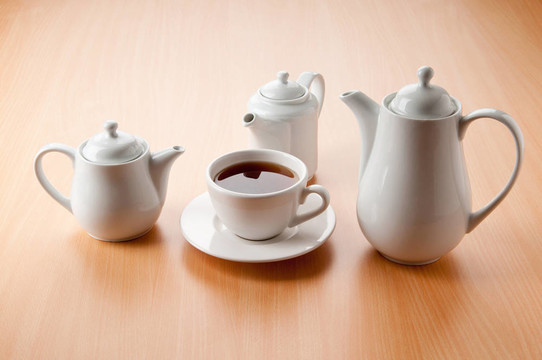木桌上的茶