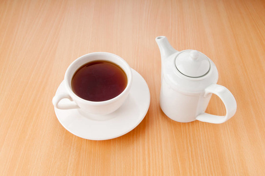 木桌上的茶
