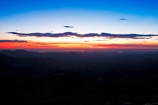 高高的落基山脈中的夏天的早晨