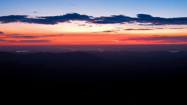 高高的落基山脈中的夏天的早晨