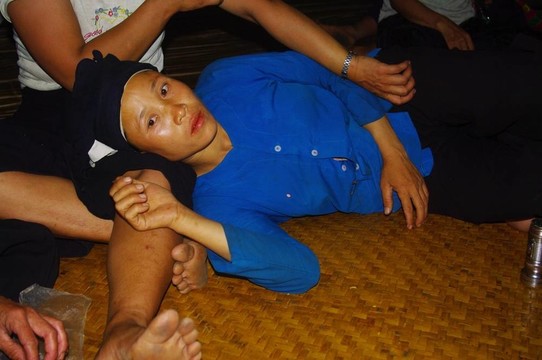 洛洛民族女子躺在警惕