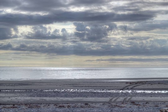 海灘在沙灘上的輪胎軌道黃昏