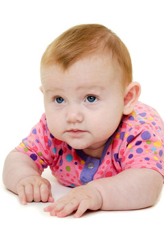 白色背景下的嬰兒