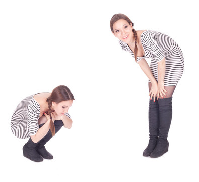 微笑的年輕漂亮的長(zhǎng)發(fā)女人穿著