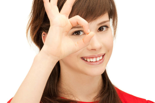 十幾歲女孩看著洞從手指