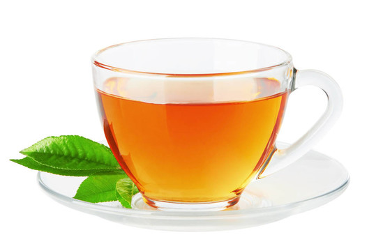 一杯有茶和綠葉的杯子