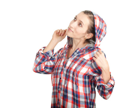 微笑的檢查在運動衫的年輕女子，罩在頭上
