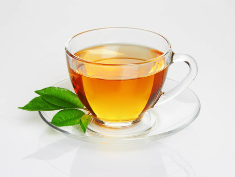 一杯有茶和綠葉的杯子