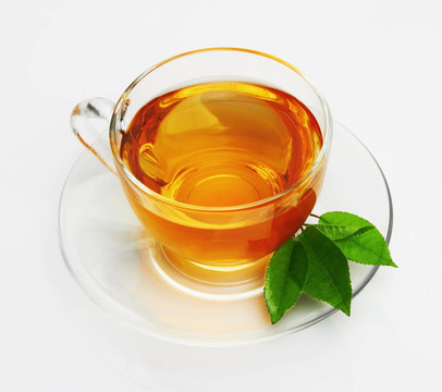 一杯有茶和綠葉的杯子