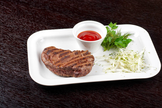 多汁的烤牛肉牛排
