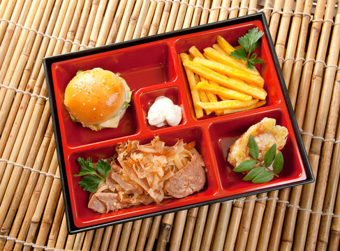 日本便當(dāng)午餐盒快餐與豬肉三明治和蔬菜；
