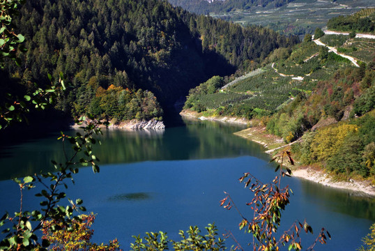 山上的湖
