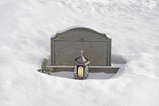 墓碑上的雪