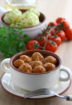 肉丸；肉類；蔬菜沙拉；