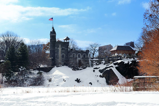 紐約市曼哈頓中央公園與眺望臺城堡、冰雪覆蓋的湖之冬。