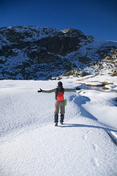 在雪地上迎接徒步旅行的女人