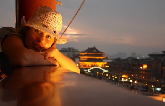 年輕的女孩在中國(guó)旅行