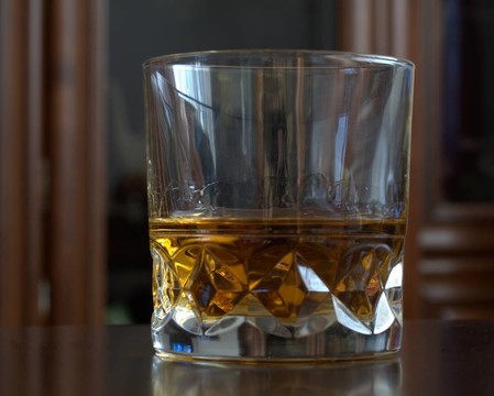 桌子上有威士忌的玻璃杯