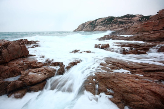 美麗的海景。日落時(shí)的大海和巖石。天然成分。