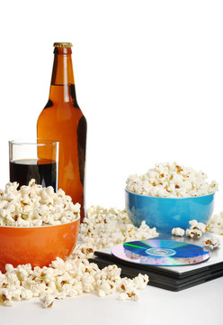 在家的電影之夜：爆米花；飲料；啤酒和DVD
