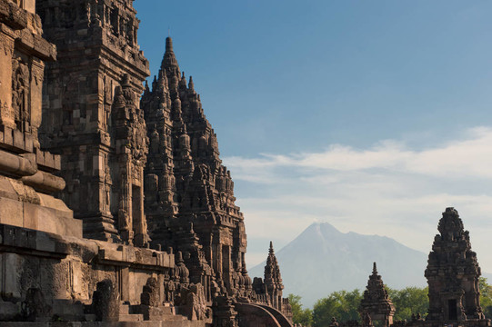 普兰班南寺庙与默拉皮火山；java；印度尼西亚