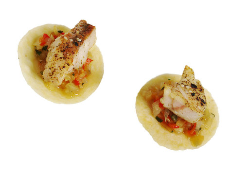 開(kāi)胃菜：魚，蔬菜和芯片分離的白片（選擇重點(diǎn)）
