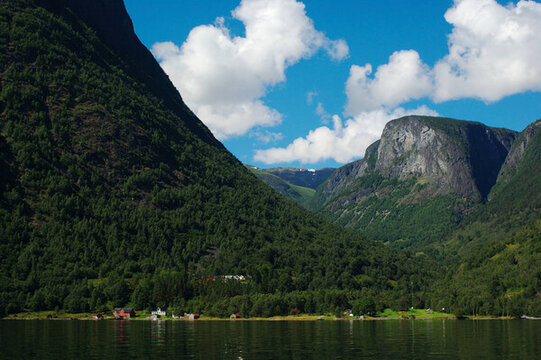 在naeroyfjord景觀；這是挪威最窄的峽灣，是世界遺產(chǎn)的一部分，自2005以來，聯(lián)合國教科文組