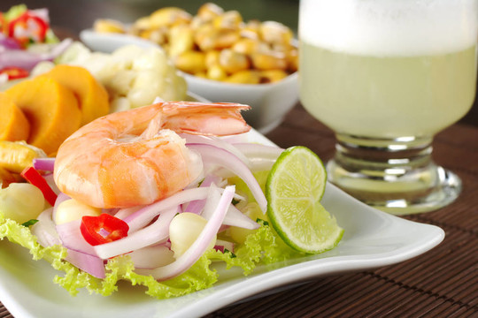 秘魯ceviche大蝦伴紅薯；玉米；坎查（炒玉米）和秘魯?shù)碾u尾酒叫皮斯科酸（選擇性聚焦；對大蝦的前焦