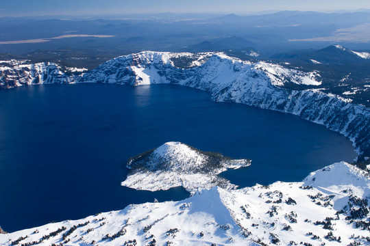 火山口湖的空中