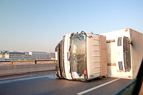 翻倒的卡車2