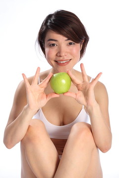 漂亮女孩拿著綠蘋果