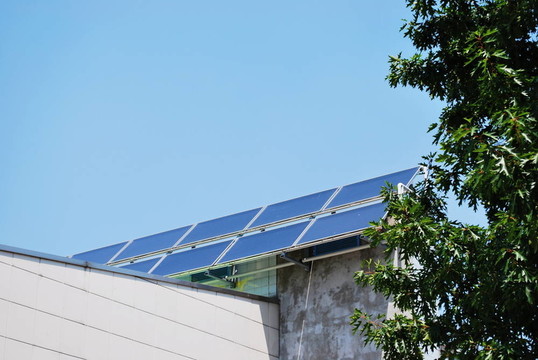 屋頂上的太陽能電池板