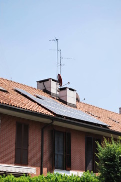 屋頂上的太陽能電池板