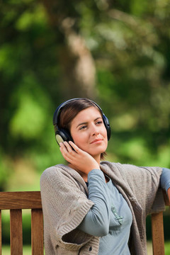 年輕的女人在聽一些音樂