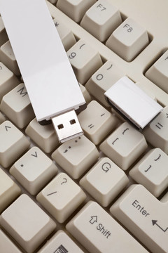 白色的U盤