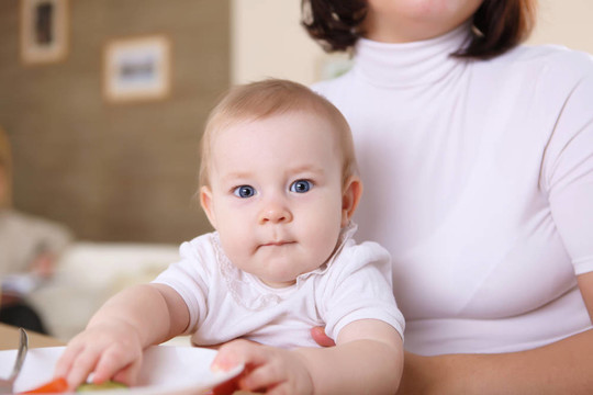 一個(gè)年輕的母親喂養(yǎng)她的嬰兒