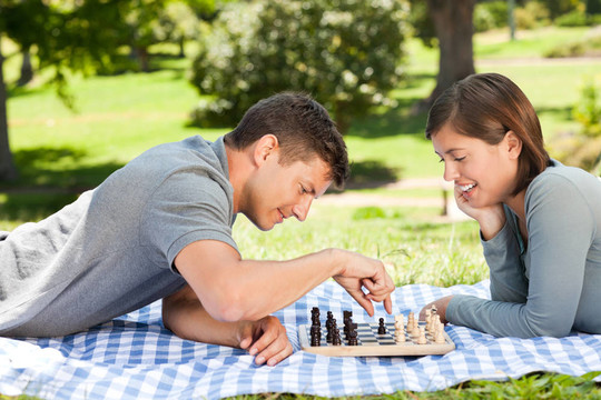 在公園里下棋的夫婦