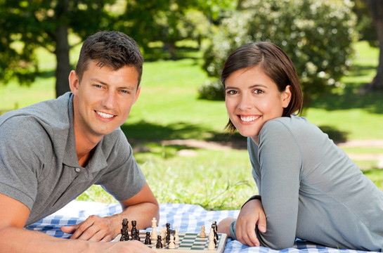 在公園里下棋的夫婦