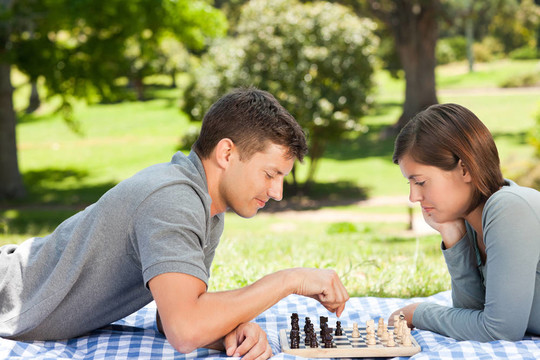 在公園里下棋的夫婦