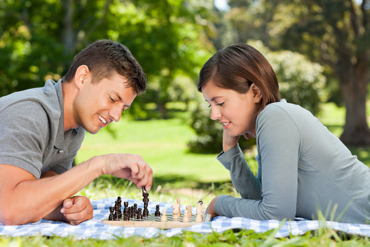 在公園里下棋的夫婦
