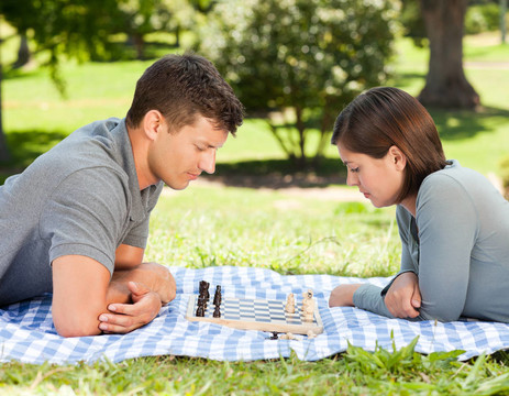 在公園里下棋的夫婦